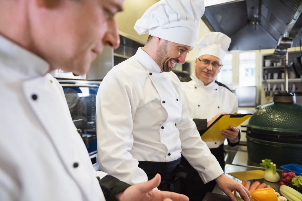 un grupo de chefs en una cocina